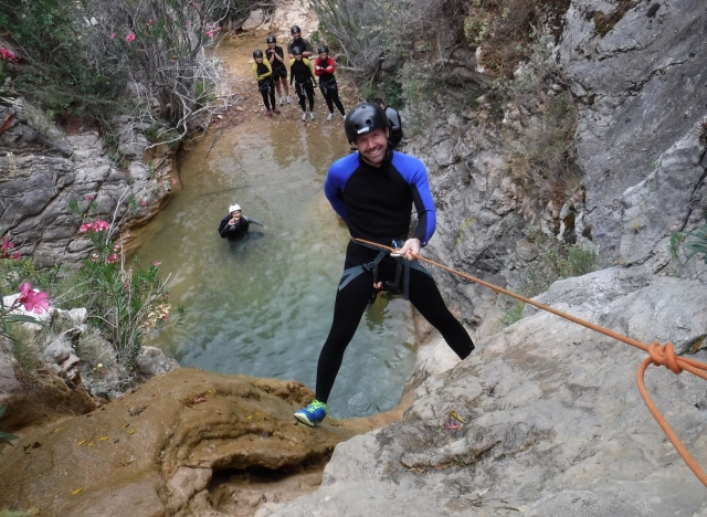 Grabando el rapel hasta el agua